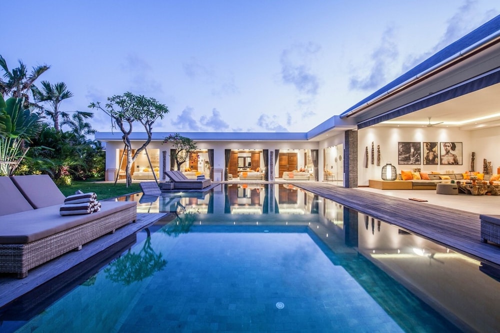 Villa 15 Stunning 6 BR Villa 400m to Beach