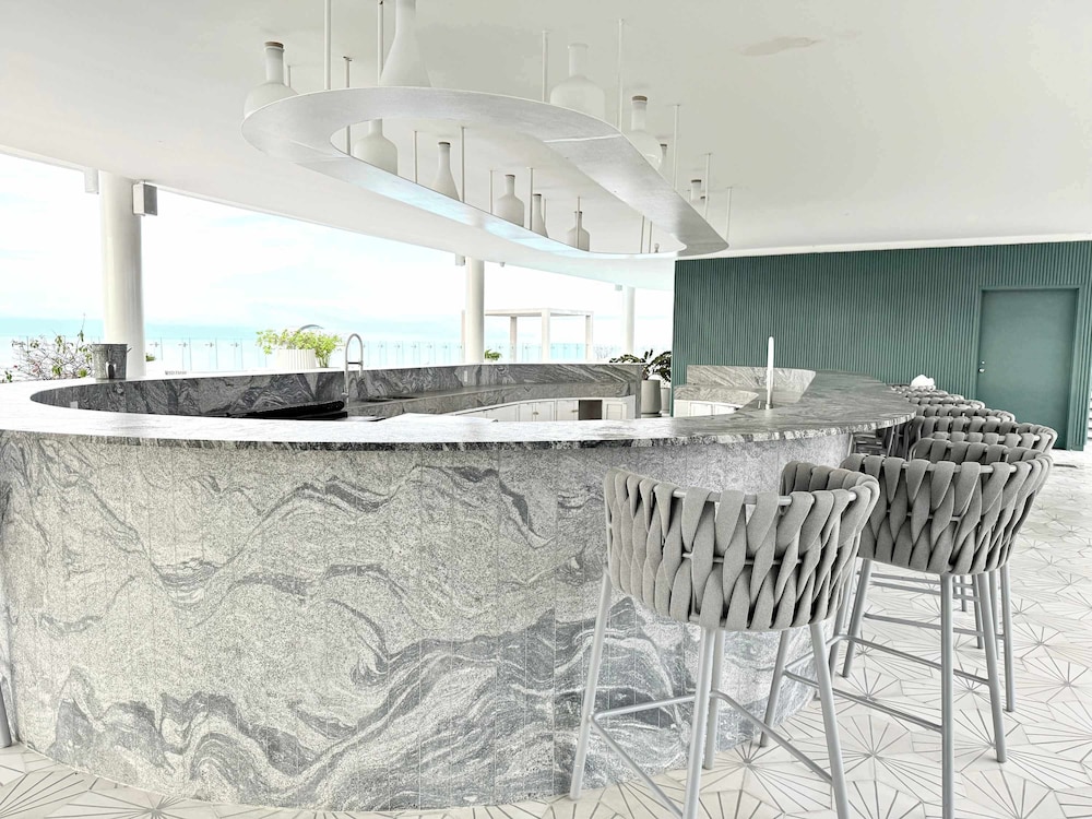 Luxury 2BR Bolongo Ocean View Private Beach
