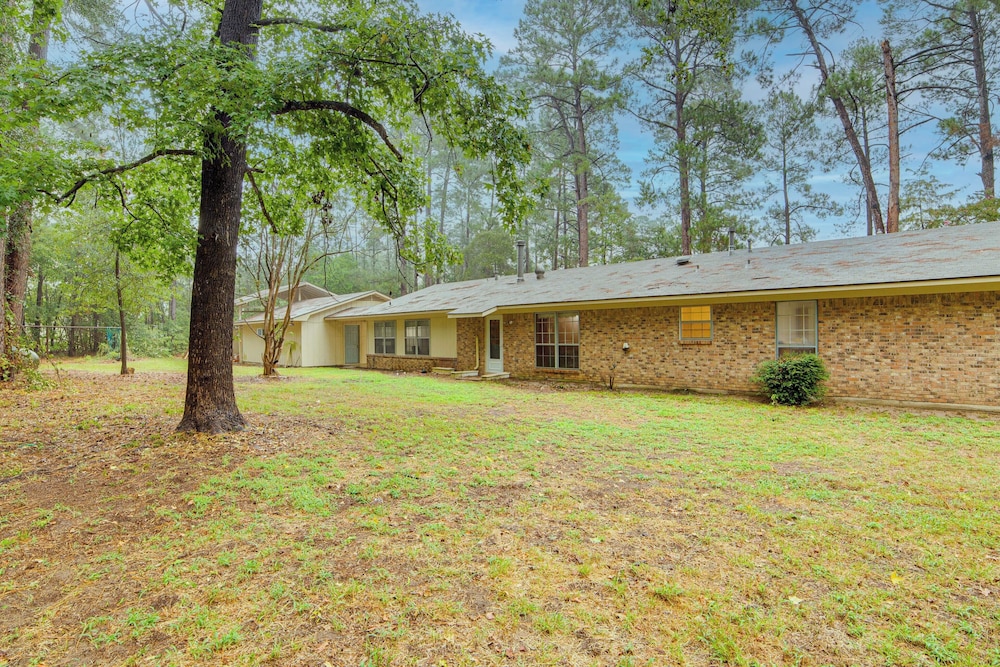 Family Getaway on 4 Acres in Mineola!