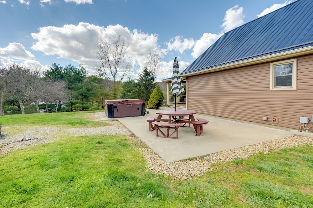 Game Room & On-site Pond: Laurelville Retreat!