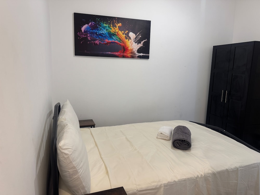 2 Bed Flat - Sleeps 4 - Parking - Wifi