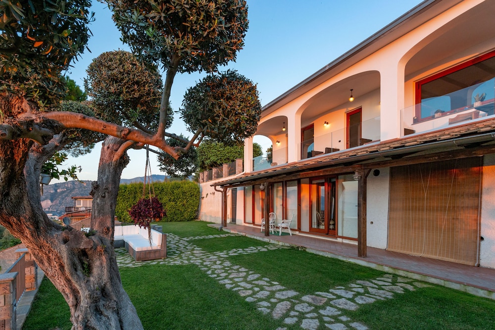Luxury Villa with breathtaking Seaview, pool, BBQ