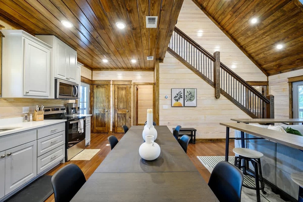 Family-friendly Broken Bow Cabin w spa Game Room