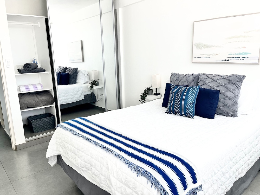 Centrally Located Sunny Apartment Walk to Beaches