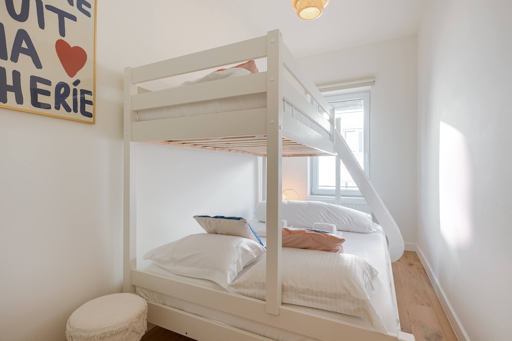 Huswell - Charming Central Apartment in Ostend - Perfect for 7 Guests