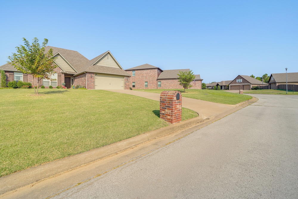 Tulsa Area Retreat w/ Trail Access + Private Patio