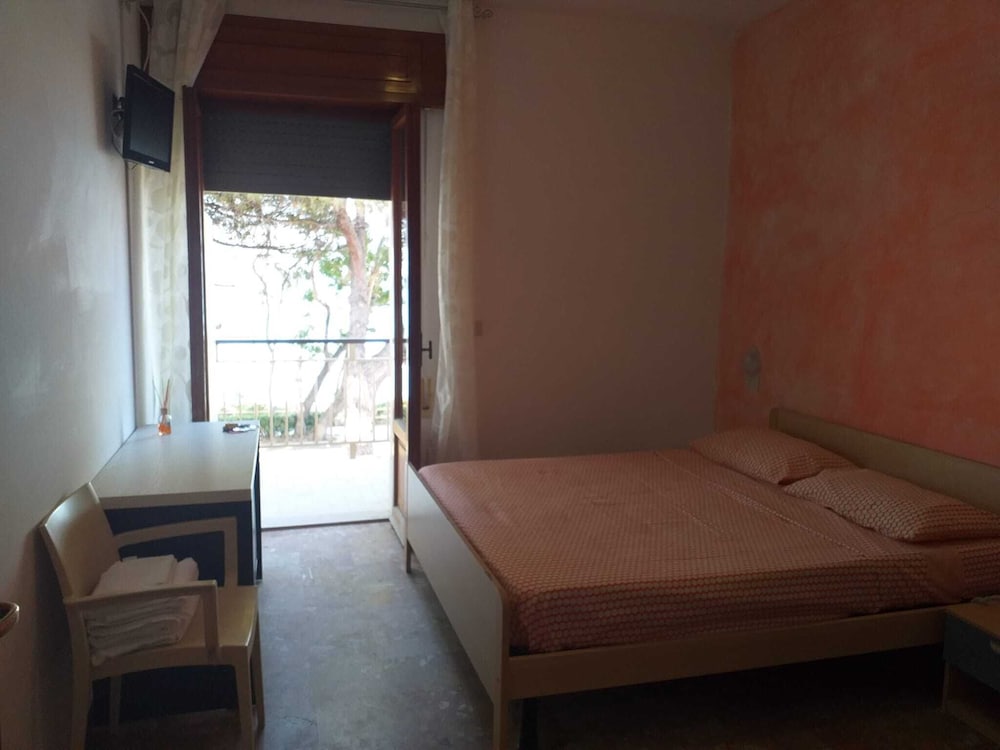Room in B&B - Quadruple Room in Pineto - A Stone Throw From the sea view 5