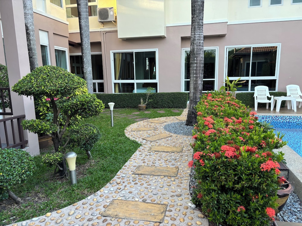 khun mai villa