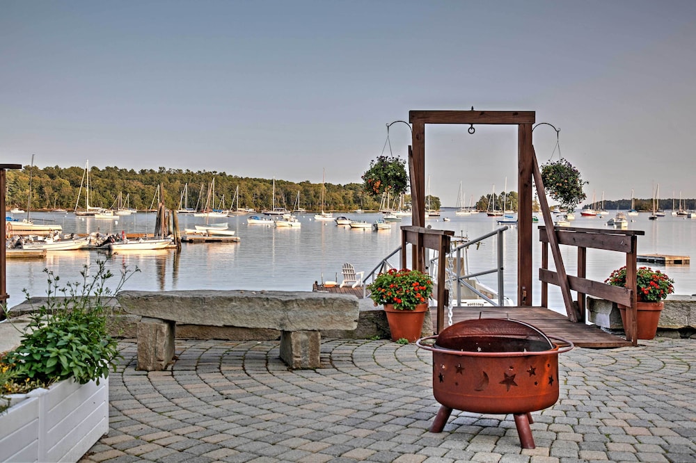 'heron Cottage' on Casco Bay w/ Deck & Boat Dock!