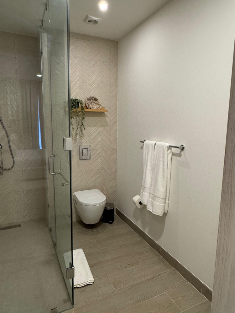 4 Guest 2 Bedrooms Balcony and Shared Pool