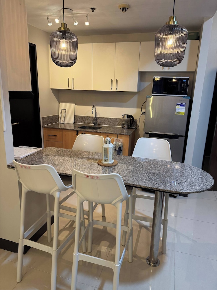 Modern & Spacious 2BR 68 sqm Condo in Manhattan Heights Pool View