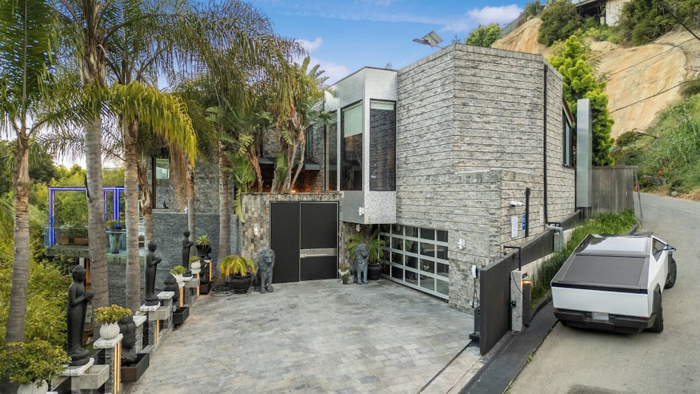Villa Kaleida - Sleek Modern Sunset Villa With Eclectic Style & Infinity Pool