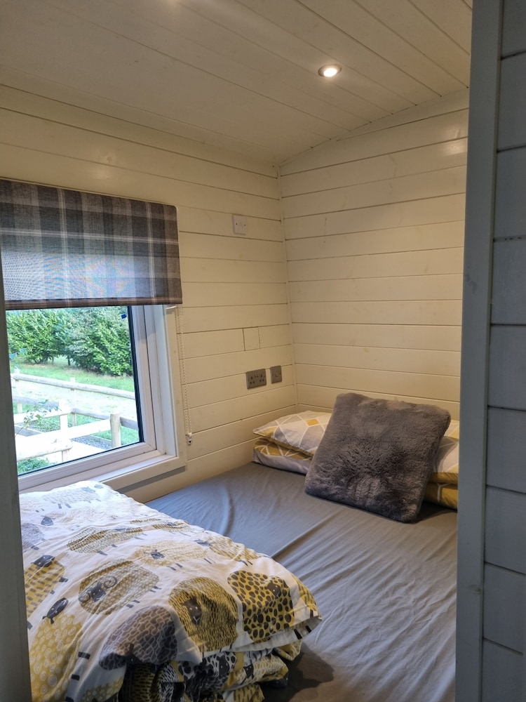 Glamping Hut - Sleeps 2, hot tub & Parking view 4
