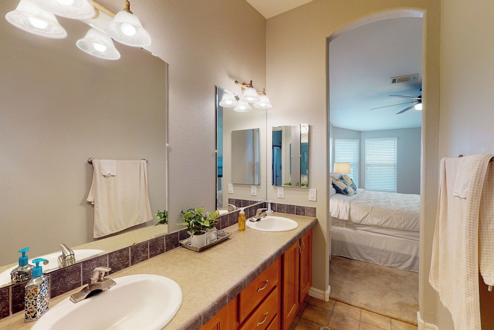 Exclusive 3BR w/ Pool, Hot Tub, W/d, & Clubhouse