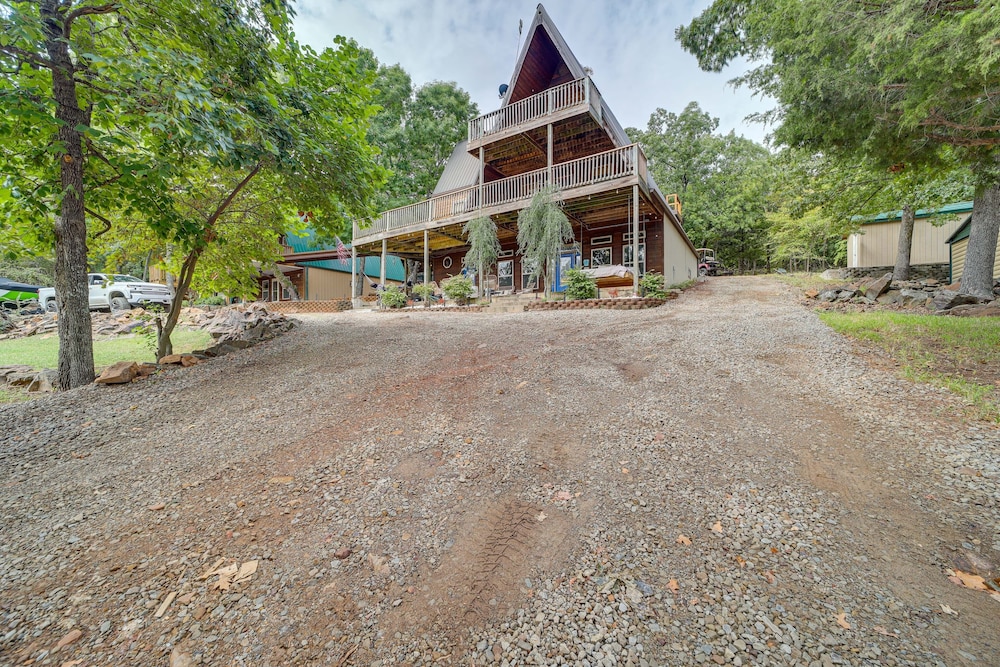 Lake Eufaula Cabin w/ Hot Tub & Large Deck
