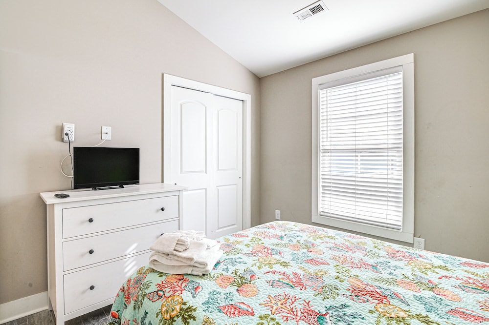 Walk to Shore: Myrtle Beach Home w/ Pool Access!