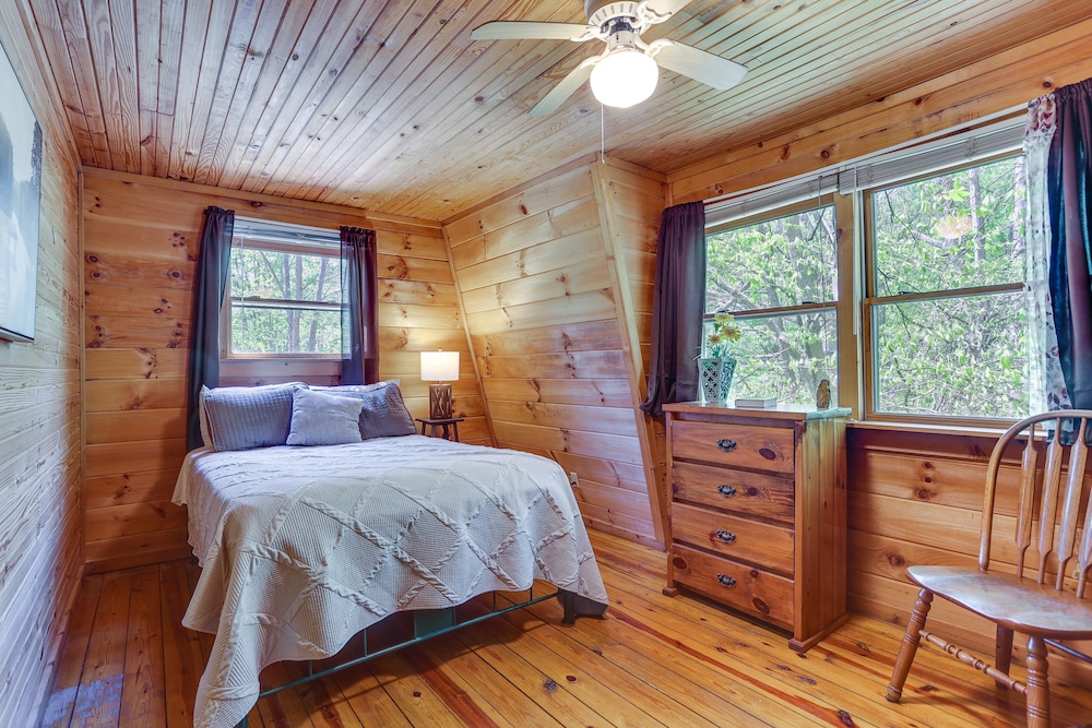 Comfy Taswell Cabin Rental - Community Amenities! view 3