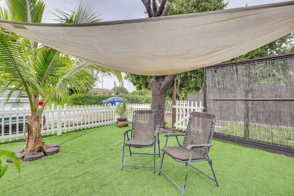 3 Mi to Beach: Hollywood Treehouse w/ Deck & Yard!