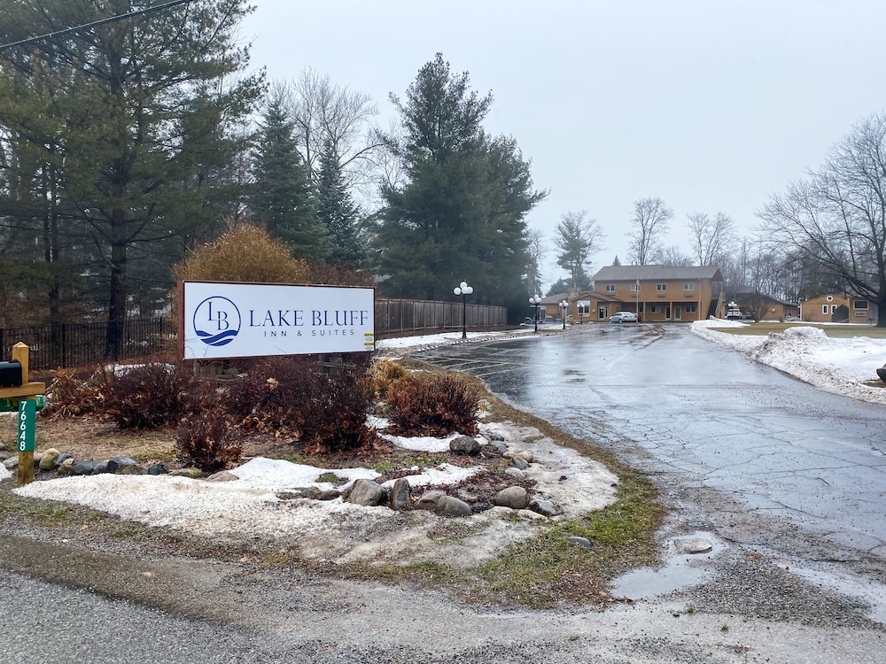 Lake Bluff Inn and Suites