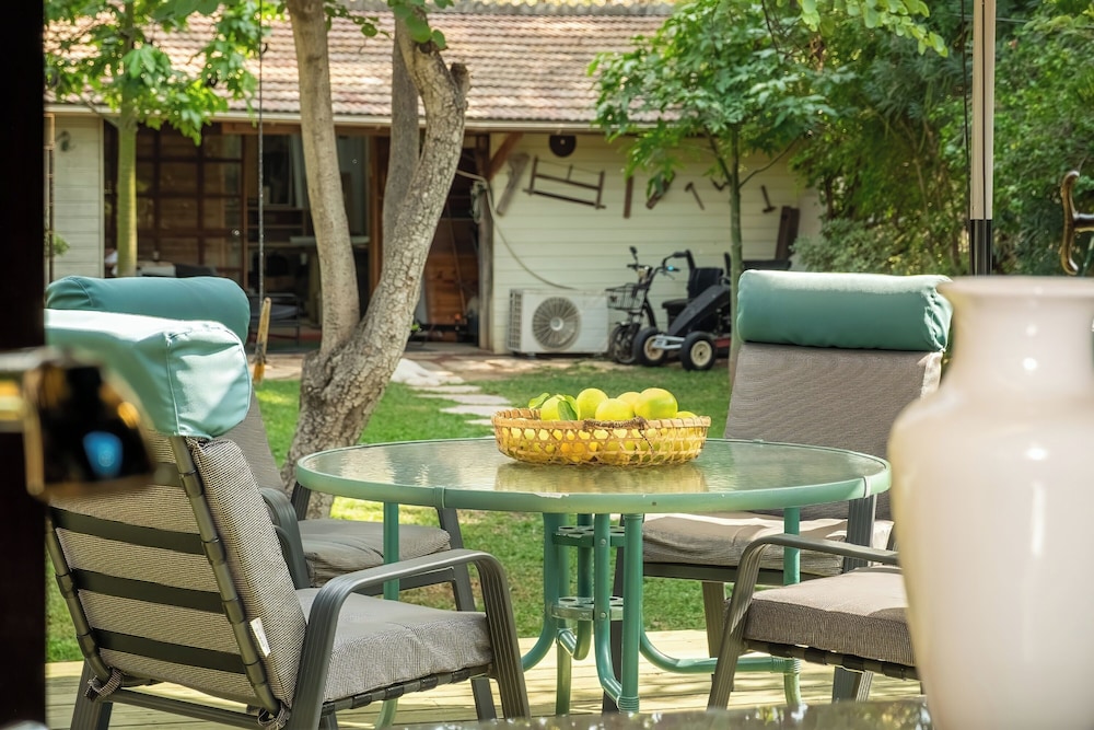 Relax in a Garden Oasis by Sea N' Rent