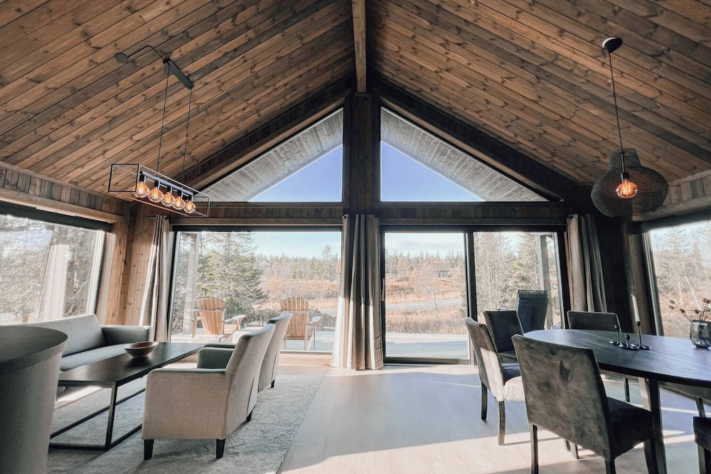 Modern Mountain Cabin - Outdoor Hot Tub - 8 Beds
