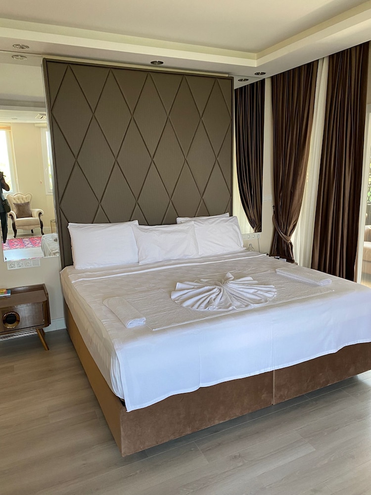Luxury 7-bed Villa With Pool and Jacuzzi, Fethiye