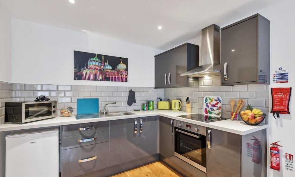Rainbow Studio - Spacious City Centre - Close to sea - Sleeps 1 to 3 Guests