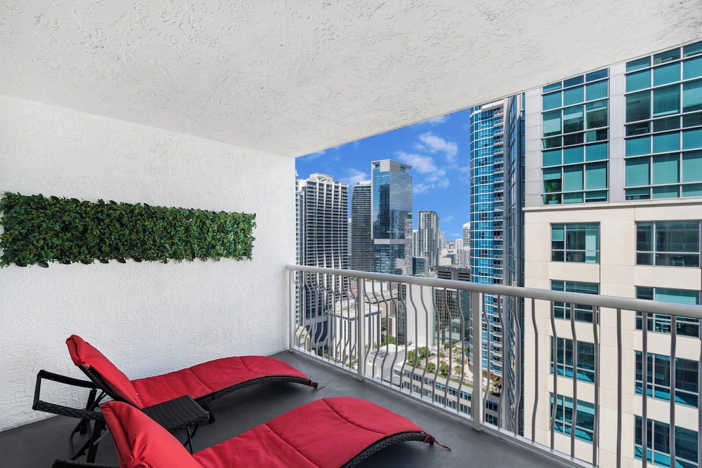 Sky High 31st Floor Condo W Parking