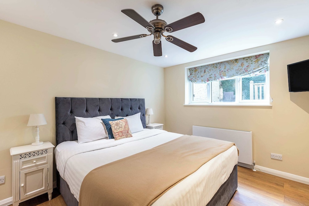 Elegant Two Bedroom Flat in Redcliffe Gardens