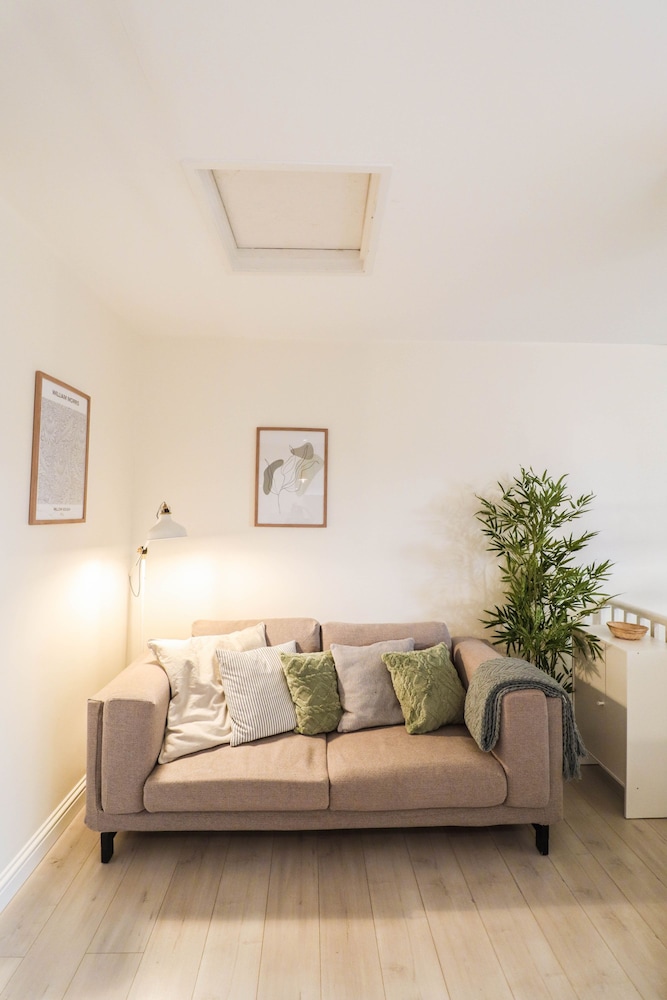 Right by Oval Station - 2 bed Flat Free Wifi