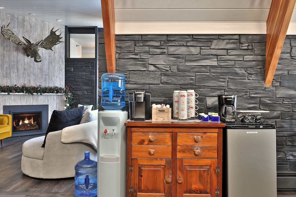 Rent An Inn! Takeover The Birch Ridge W/ Your Group. Mountain Lodge: 11 Rooms, Bar, Fireplace. 28ppl 11 Bedroom Home