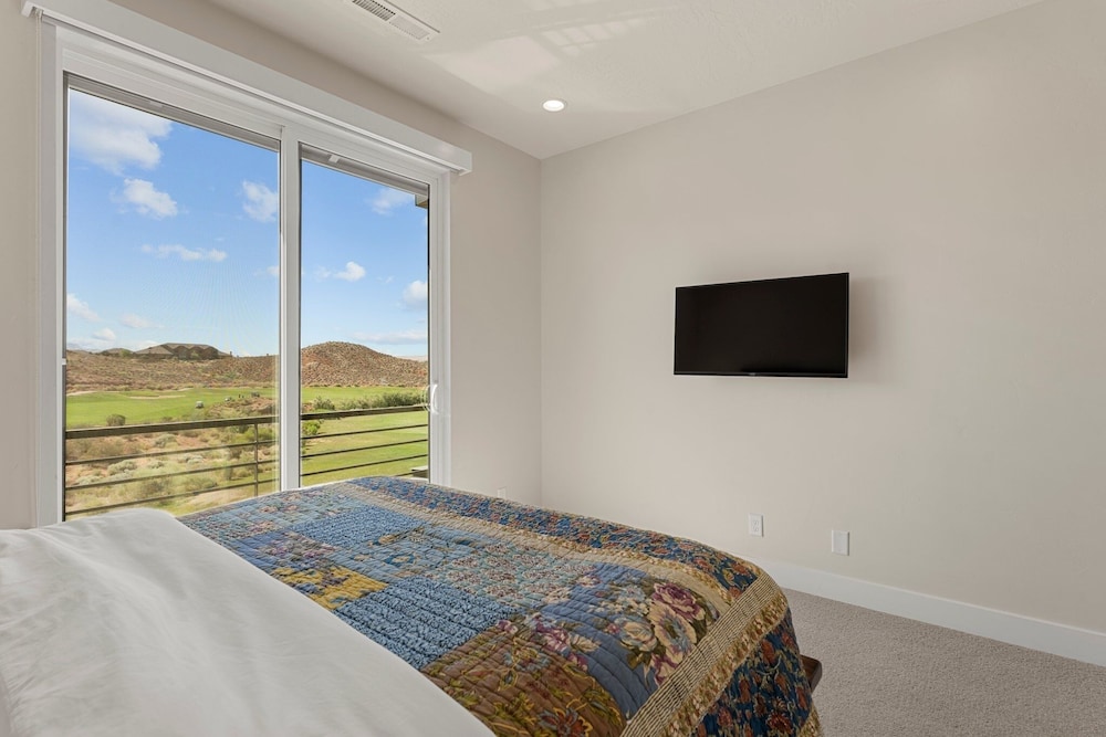 A Hole In One 15 Bedroom Home