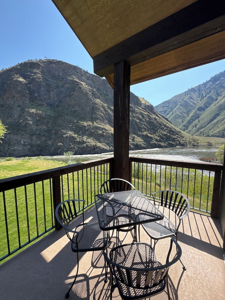 Salmon Rapids Lodge