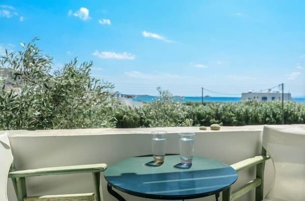 Studios Vrettos Beachfront Hotel
