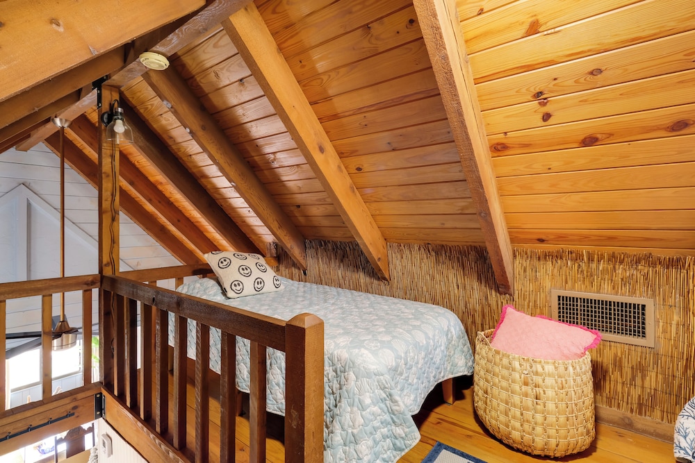 Fish On-site: Okeechobee Cabin w/ Pool Access