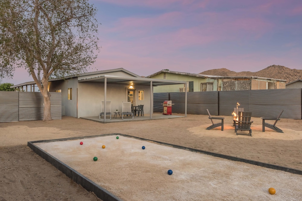Skull Rock Cottage - Walk To Town & Hot Tub, Star Gazing 1 Bedroom Home