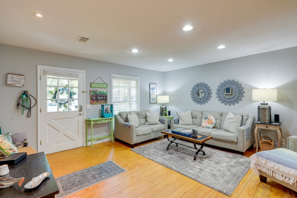 Cozy Coastal Cottage: Walk to Shops and Beach! view 5