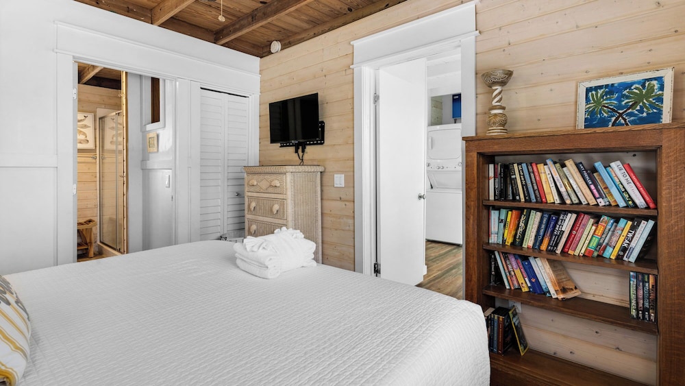 2BR Home, Private Heated Pool, 4 Bikes, Beach Access