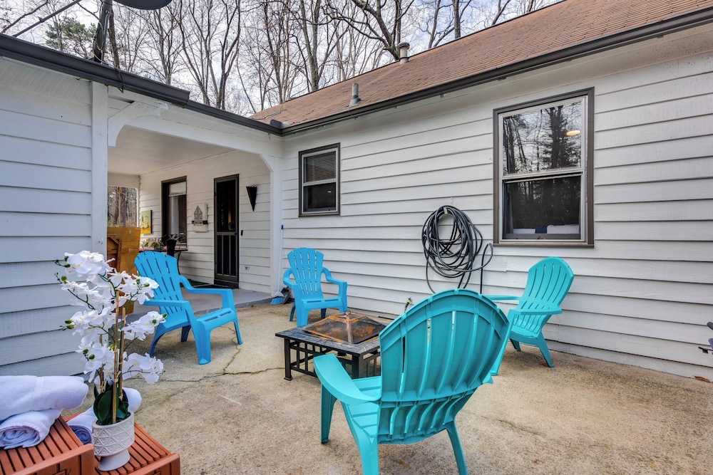 3 Mi to Marietta Square: Hot Tub Haven w/ 2 Patios