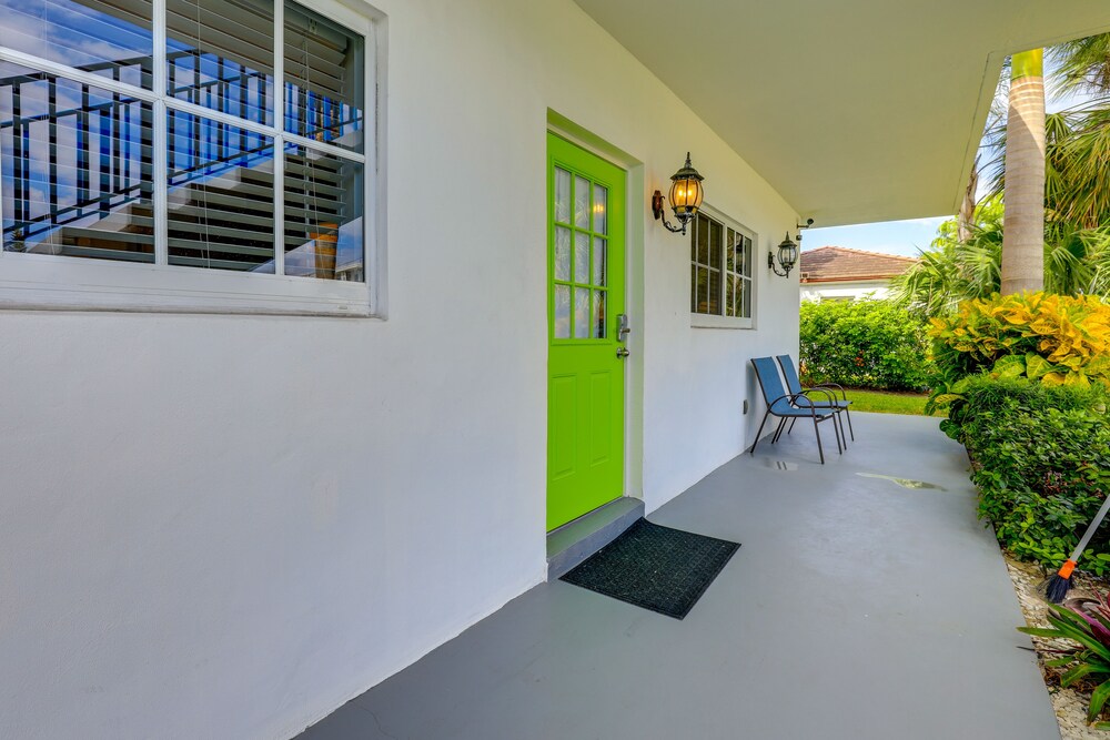 Upscale Condo - 2 Blocks to Riviera Beach! view 4