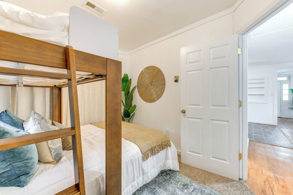 9 Mi to Colonial Beach: Charming Cottage w/ Yard!