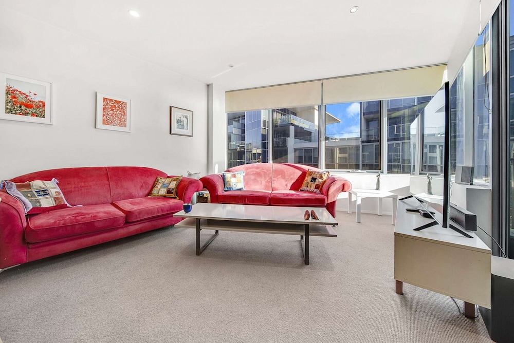 Canberra Lakefront 2-bed With Pool,