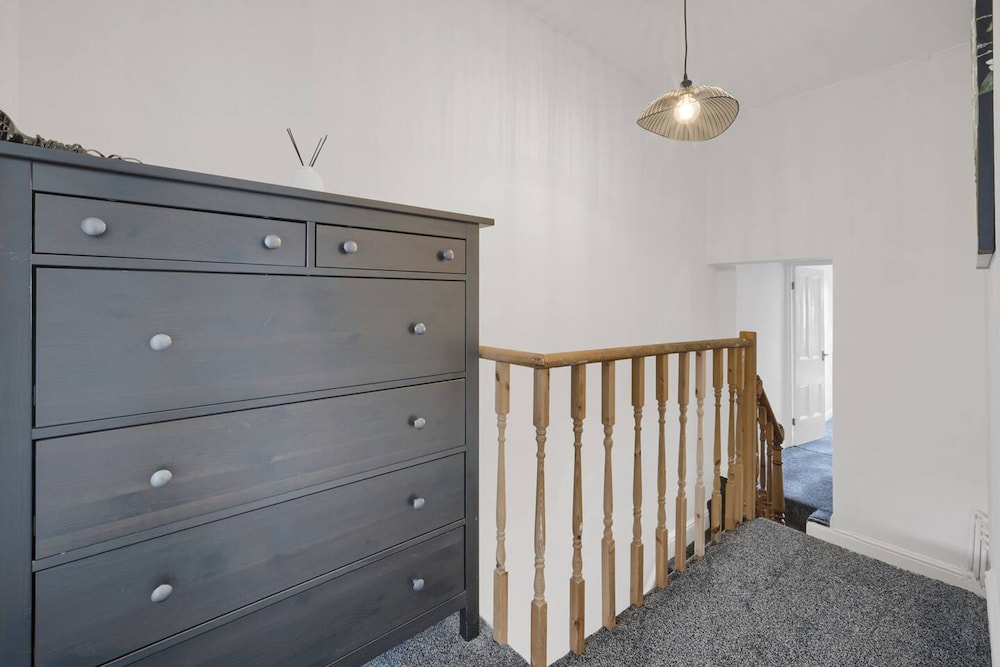 Central Chic - Huge Home - Free Wifi
