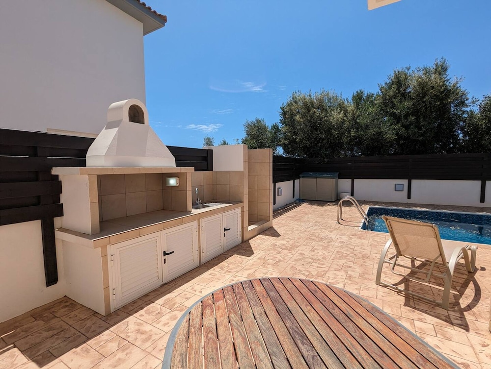 Minas Villa Pool Wifi and Close to Sirena bay