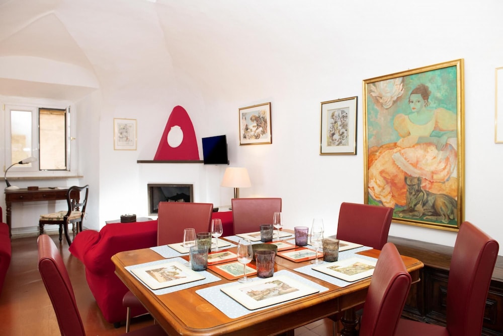 Aurora in Pantheon Apartment