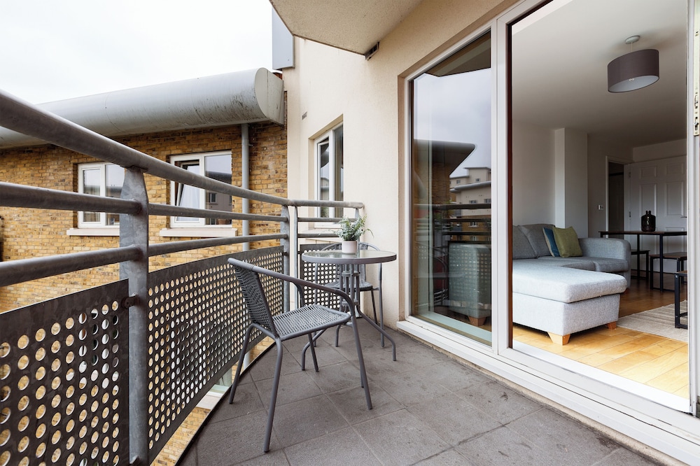Beautiful Bow Apartment