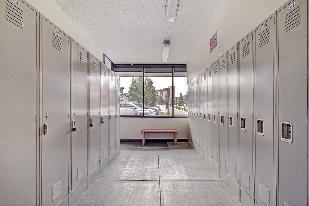 Comfortable Cozy Condo - Short Walk to American Eagle Lift - SH402 by RedAwning