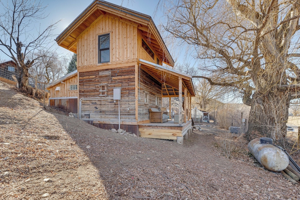 Historic Nature Lovers Cabin on Farm in Paonia!
