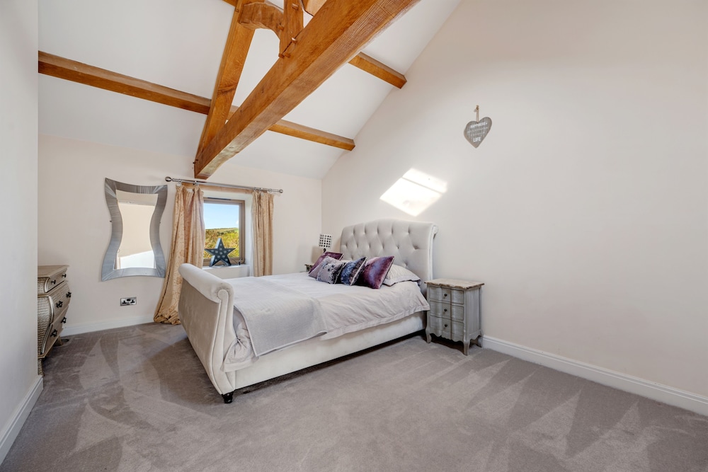 5-bed Retreat, Sleeps 12 in Harrogate With Hot Tub