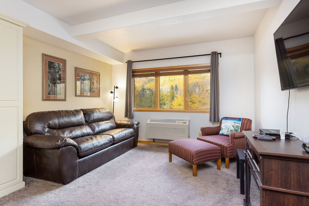 5087 Gateway Home by RedAwning view 5